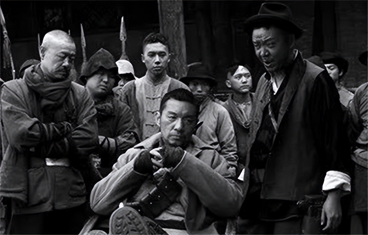 民国第一悍匪,抢72个女人做压寨夫人,死时外衣都没来得及穿