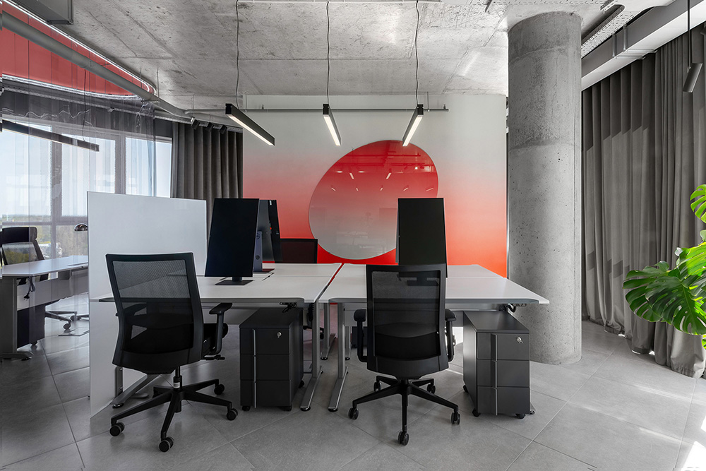 红蓝渐变手机游戏开发公司基辅办公设计欣赏