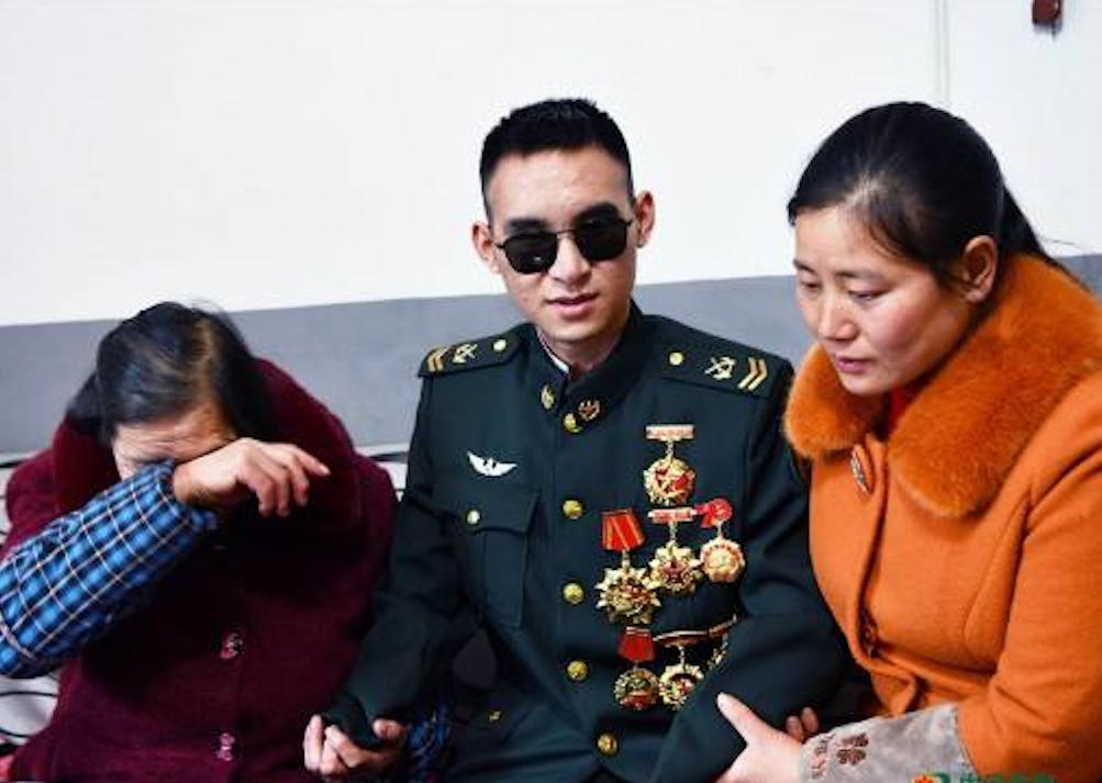 排雷战士杜富国荣获几等功,排雷英雄杜富国授勋荣誉称号仪式