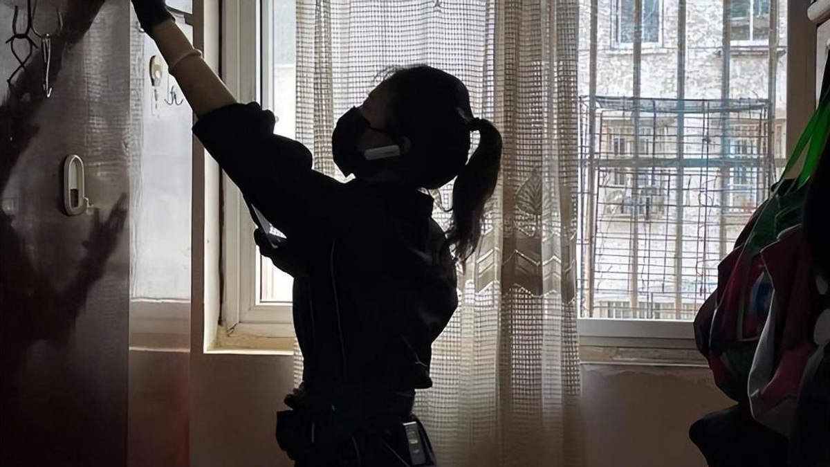 精英高管死于37㎡的独居房：妻儿移民后，他和5吨垃圾生活了20年