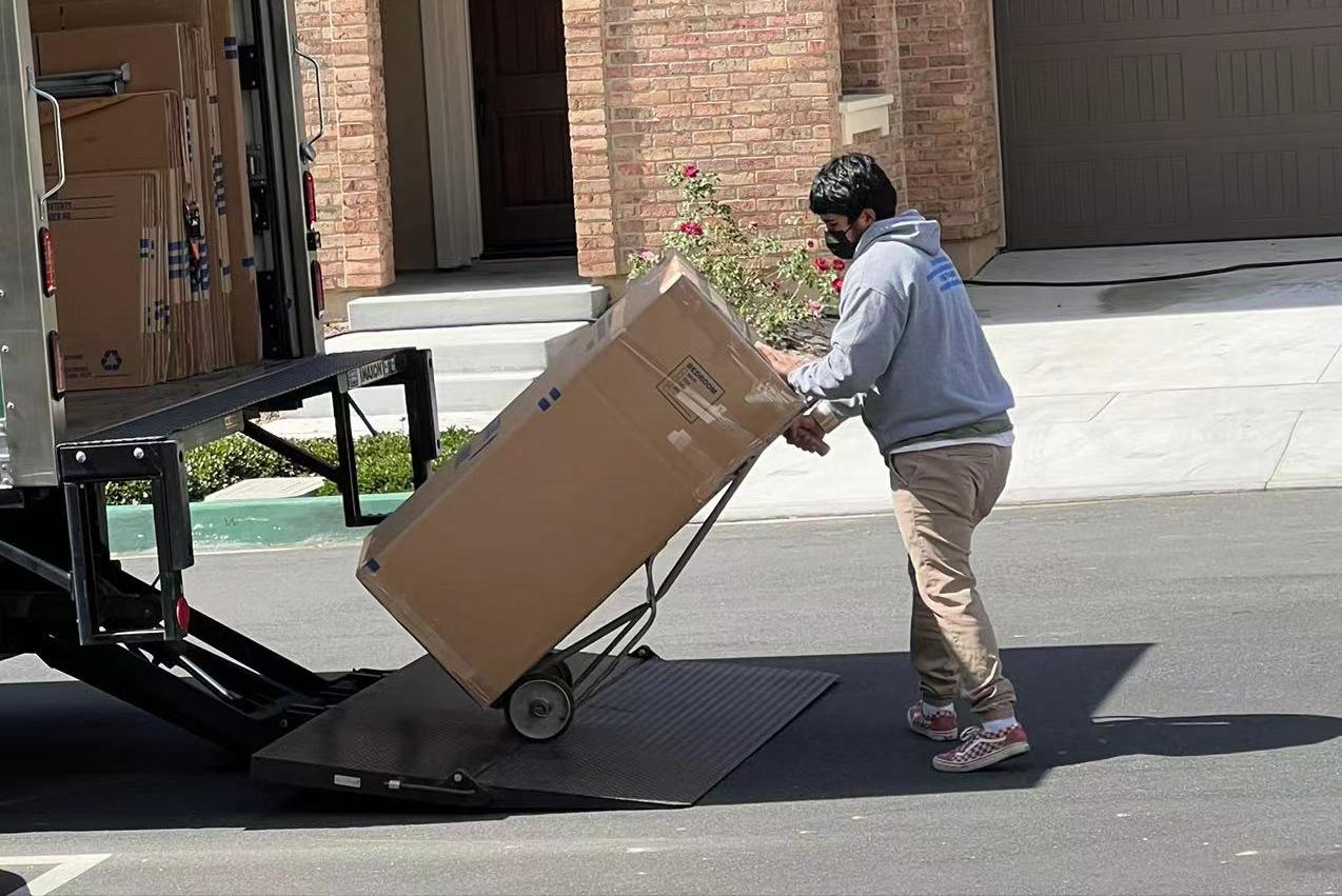 这位澳洲学姐毕业,不用买纸箱不用自找站点,便顺利邮寄行李回国
