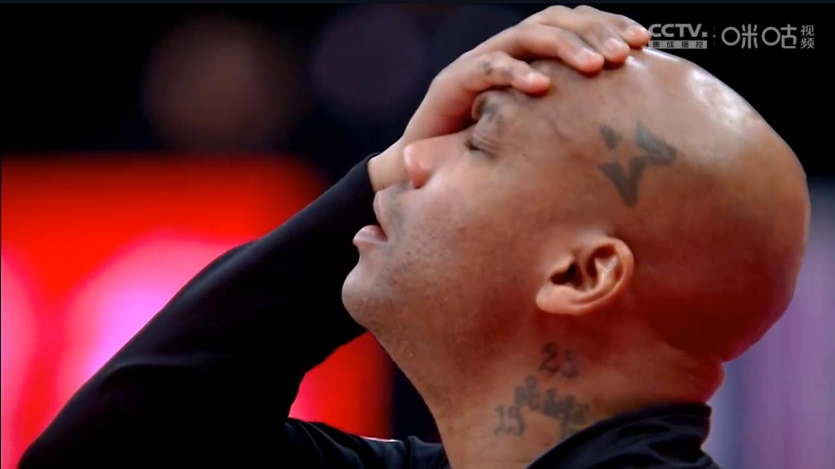 马布里失控视频完整版,马布里输球王少杰泪洒更衣室