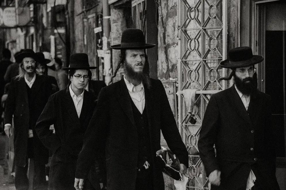 二战时期德国人为什么仇杀犹太人,二战时期的犹太人为什么不反抗