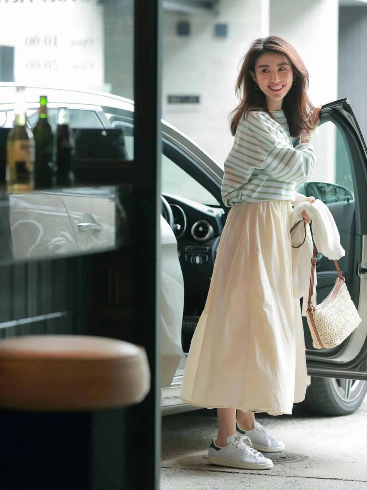 裙子小白鞋夏季,小白鞋帆布鞋怎么搭配裙子