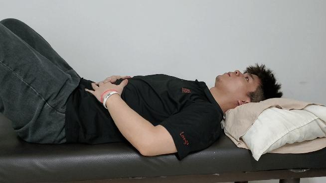 缓解腰部的僵硬和酸痛的按摩手法,腰部难受按摩手法