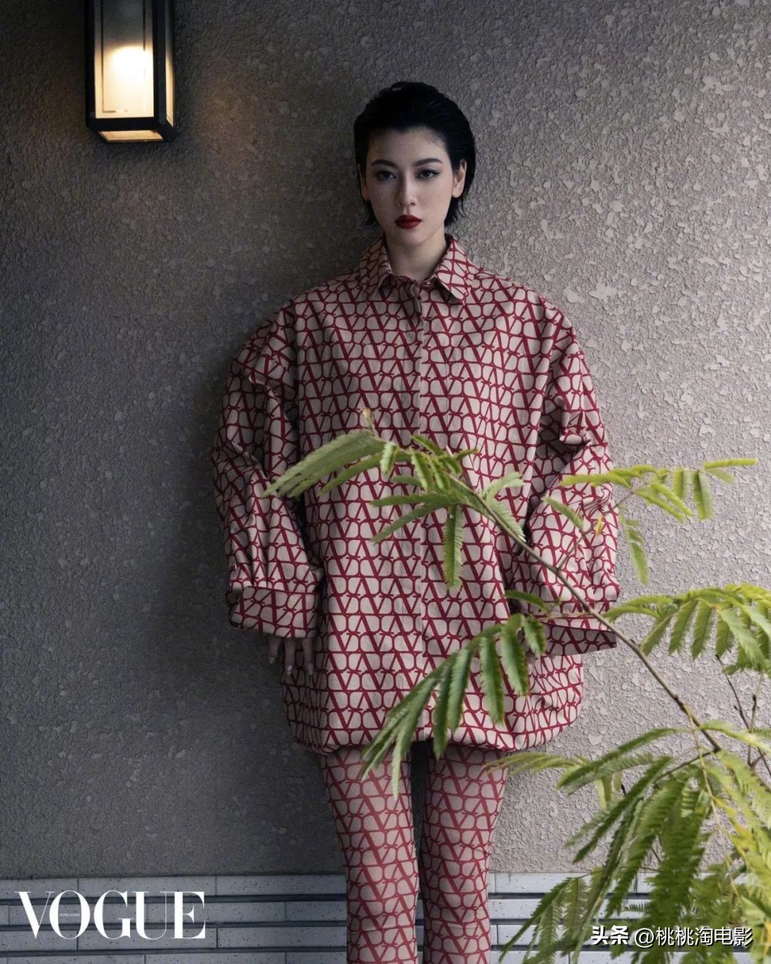 三吉彩花东京时装秀橙色外套,三吉彩花东京时装周原视频