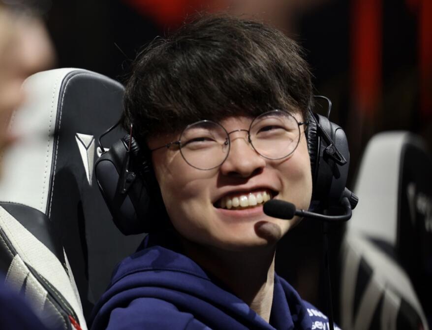 faker手伤严重吗,faker手伤获赔600w黄金右手