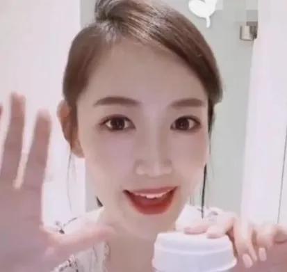 王宝强与女友出行开两百万大g,王宝强开200万豪车带女友逛街