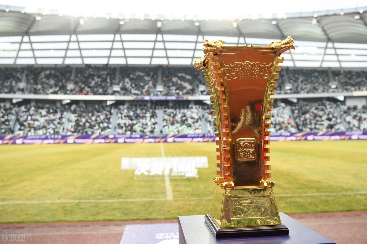 足协杯冠军奖杯被掰断值多少钱,足协杯奖杯被掰断的图片