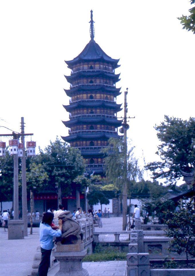 真实晚清老照片：穿着肚兜的*女妓**在揽客，底层妇女穷到衣不蔽体2