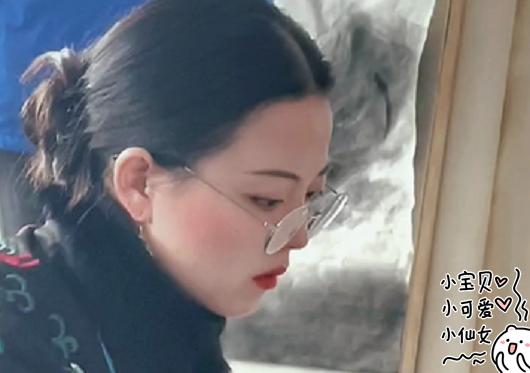 安徽一大学美术老师走红，气质古典眉目如画，堪称现实版“司藤”