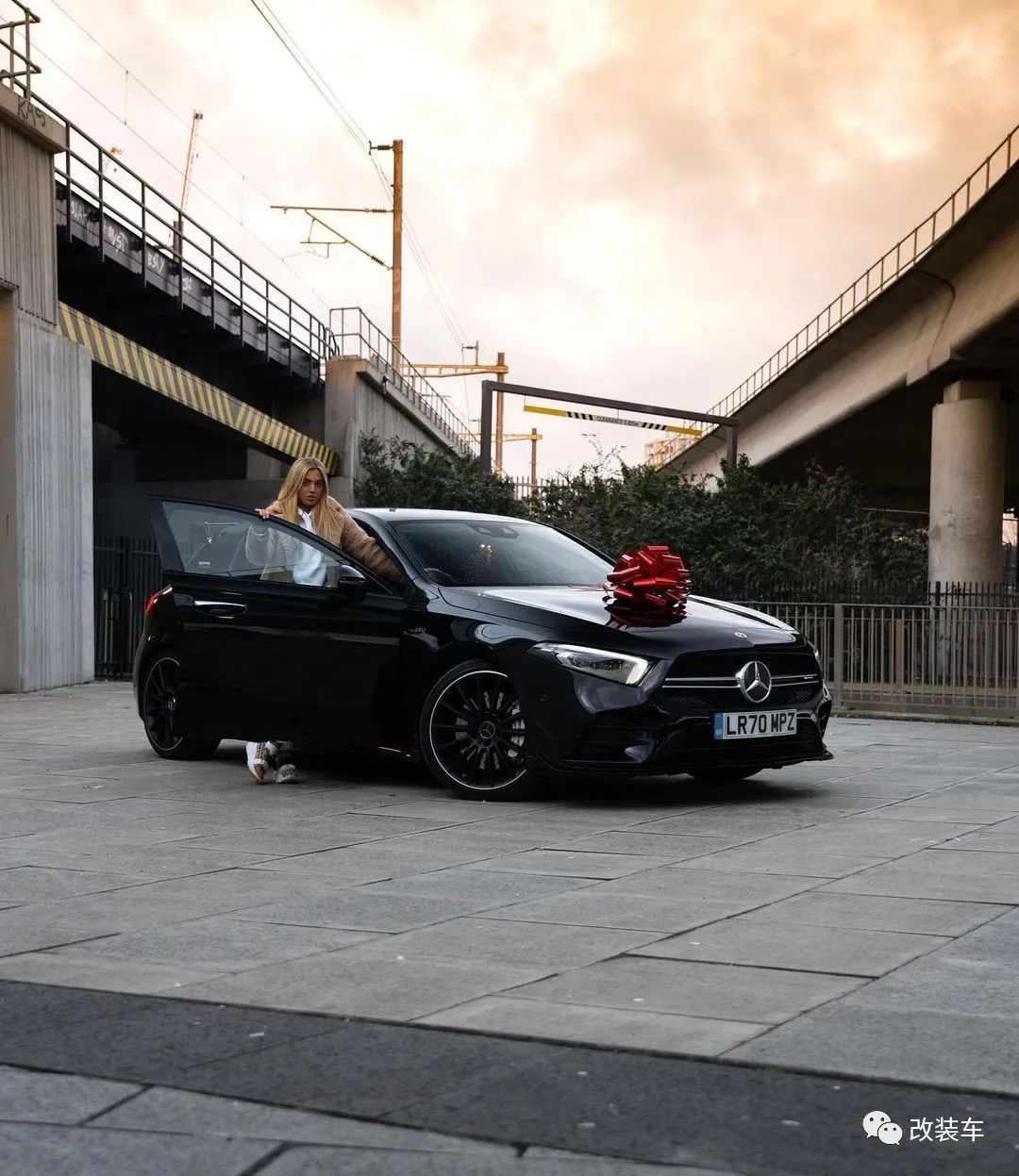 奔驰c级小姐姐改装,奔驰威霆改装小姐姐