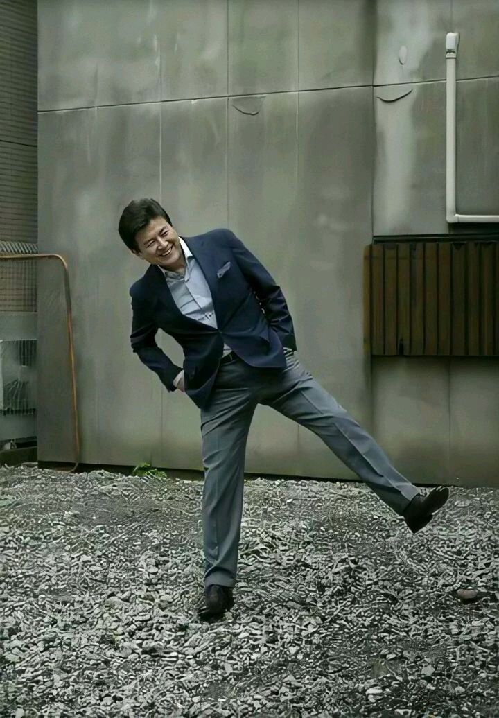 70岁三浦友和才是真男神,年轻帅气三浦友和穿红色t恤