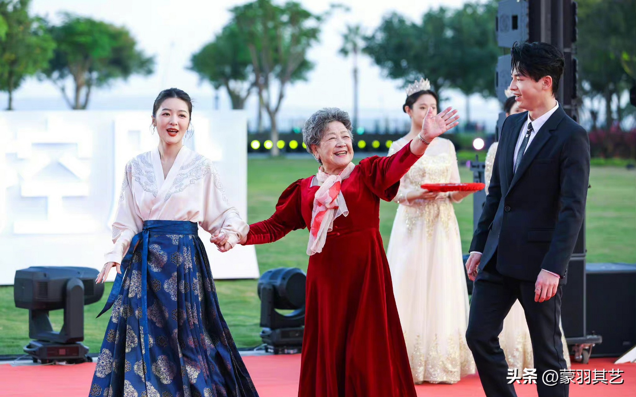 徐娇成年照 (徐娇假小子模样大变化)