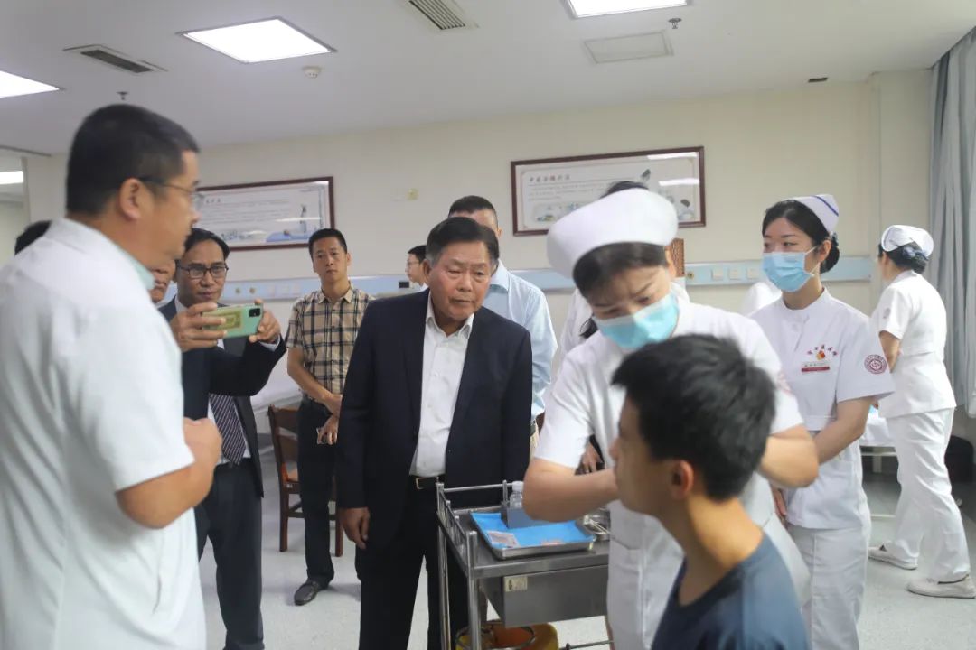 老挝国家代表团在云南,老挝人来中国医院