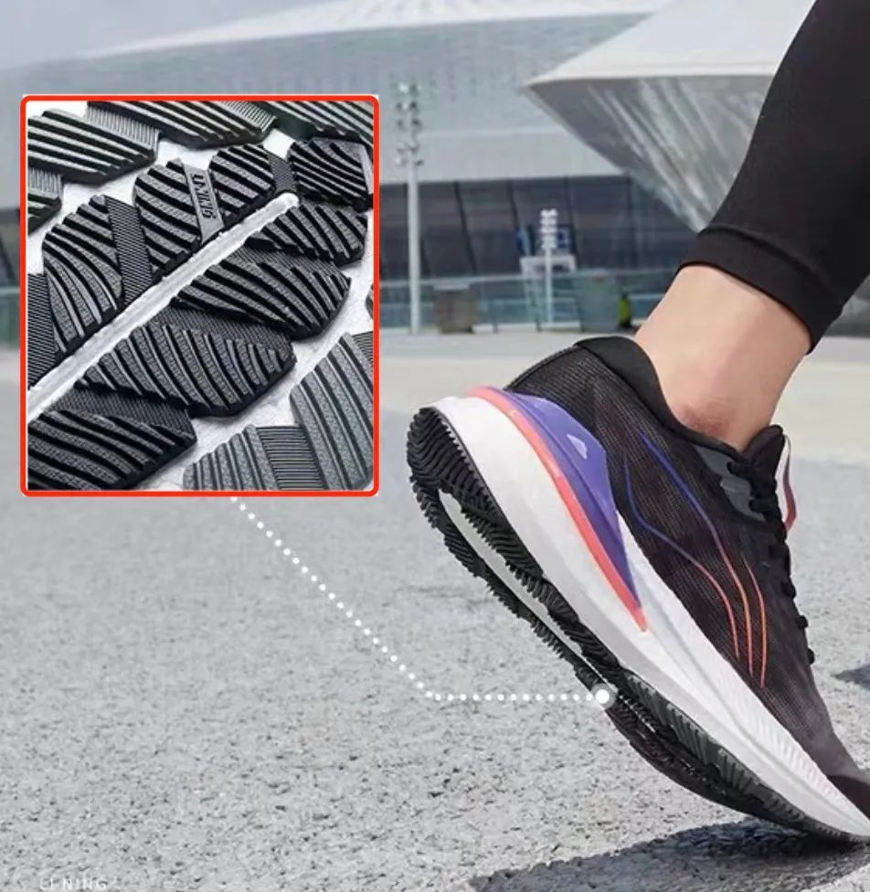 足力健和斯凯奇哪个好,斯凯奇足弓支撑跑鞋