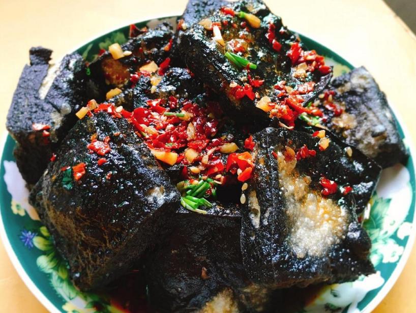 游客用5L桶带螺蛳粉汤,长途旅行携带速食螺蛳粉