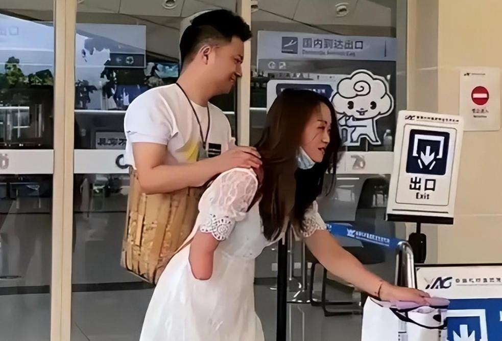 “连体夫妻”走红后，无腿丈夫抛妻弃子另寻新欢，如今生活怎样了