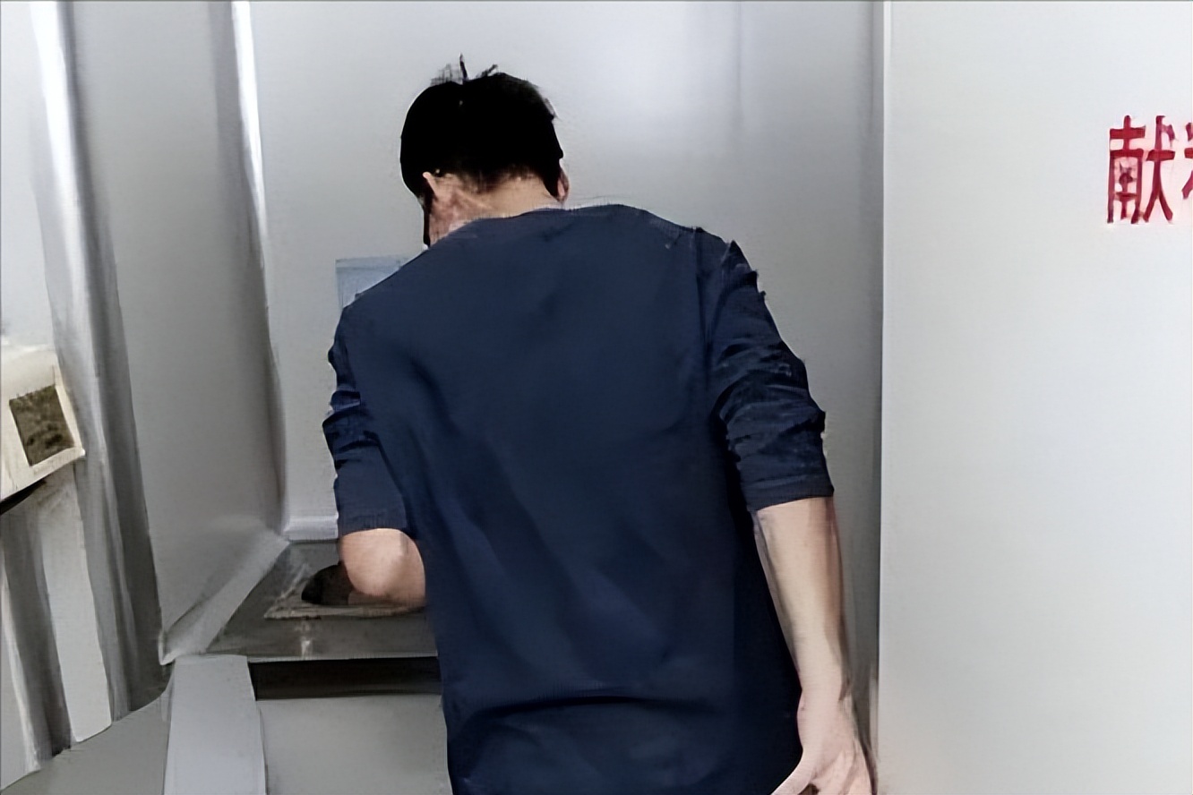 博士11天捐精5次猝死，家属要求400万赔偿，责任谁来承担？