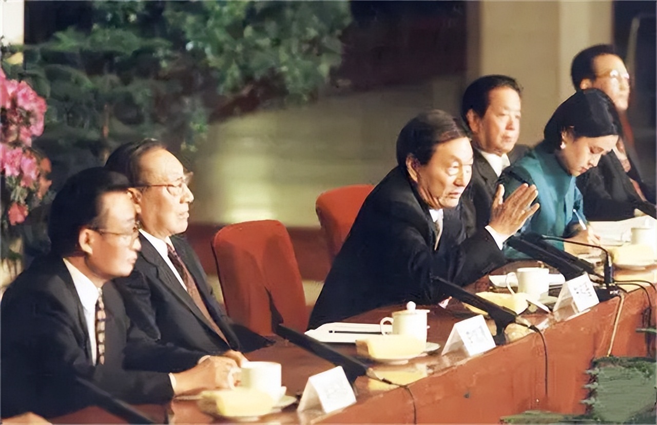 88年*镕基朱**自我批评：作为上海市长我不是最佳，比江*民泽**差得很远