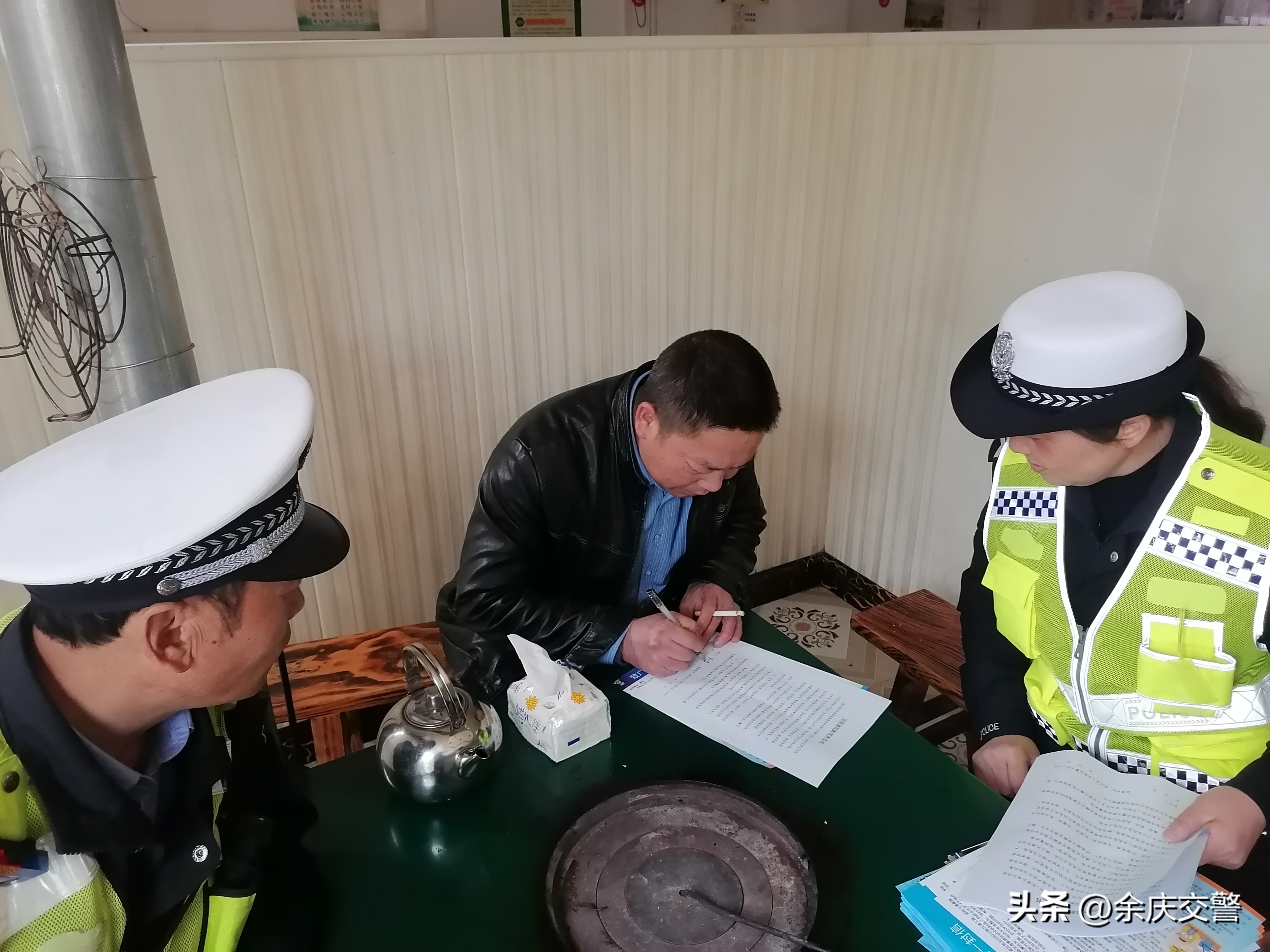 交警酒后禁驾宣传活动,交警开展生命无价酒后禁驾宣传