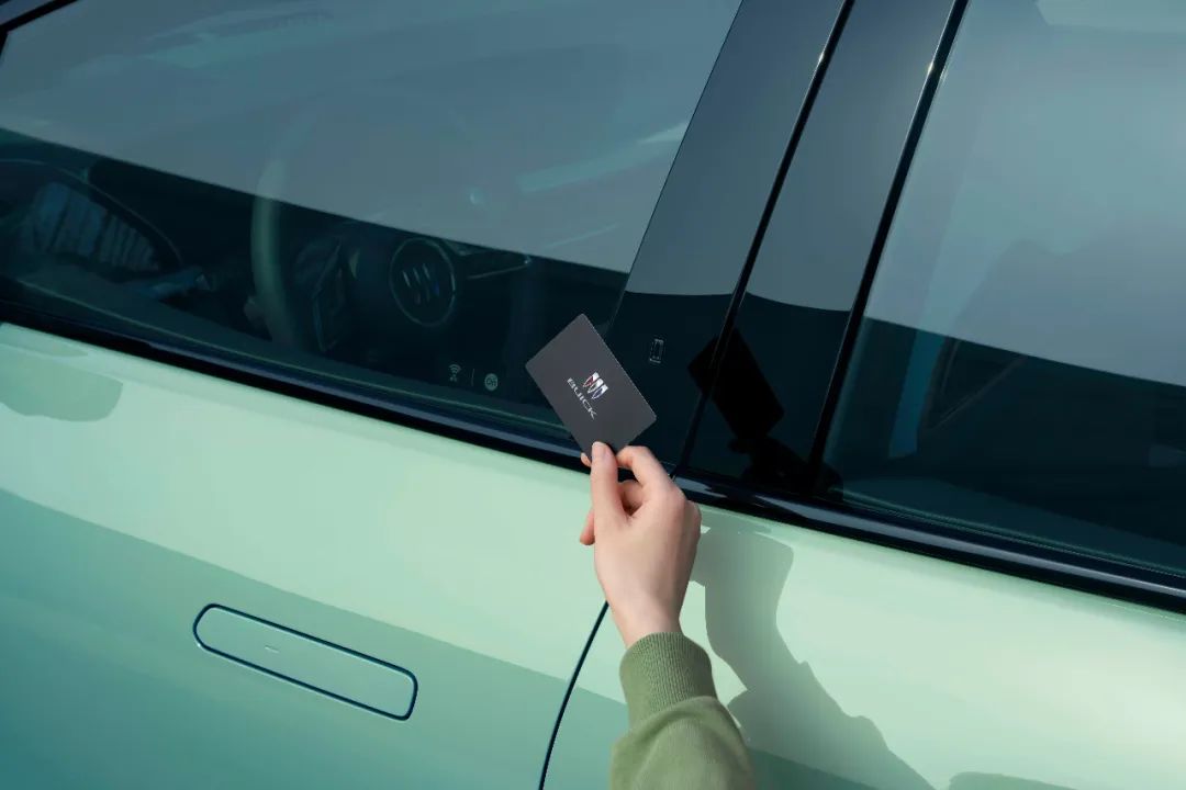 颜值和配置真的能打，别克E4纯电轿跑SUV上市