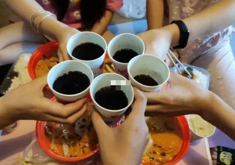 高校女厕见不得光的“高薪兼职”，撕碎了多少女大学生的遮羞布