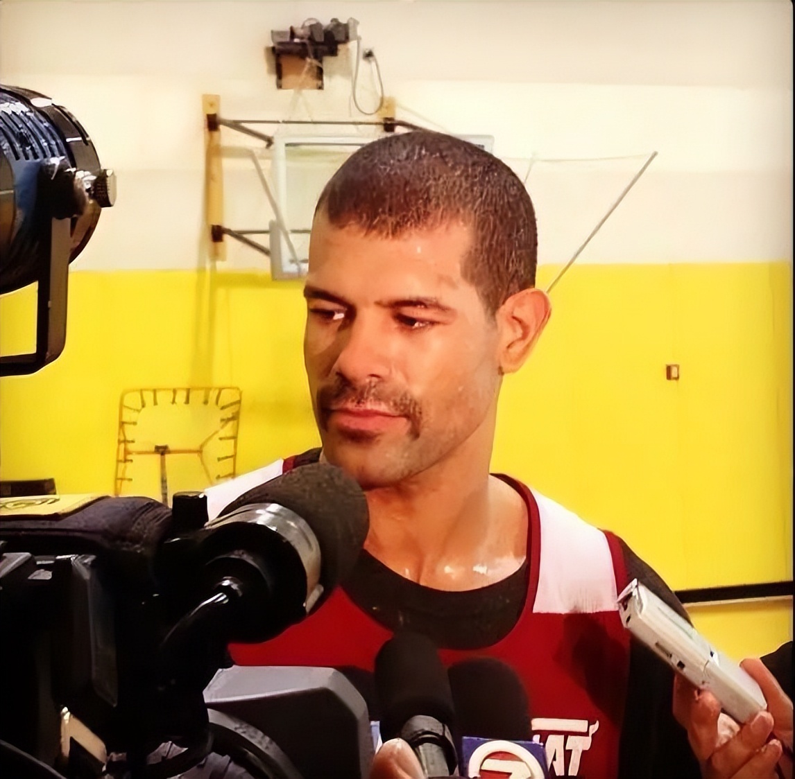 他才是匹克的良心代言人?一双签名鞋穿了六年!维金斯快学学吧