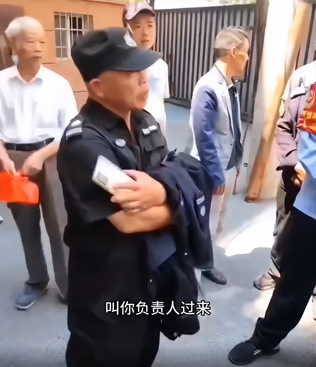 物业强制收停车费不让走,物业强制收取业主停车费合适吗