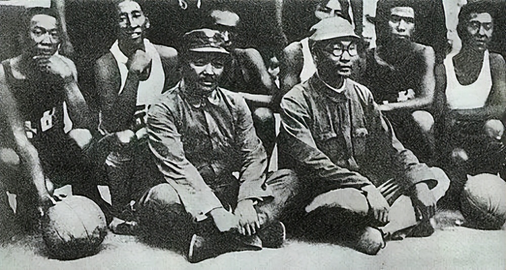 贺龙将军组建的足球队有多强？14场国际赛从无败绩，成为亚洲第一