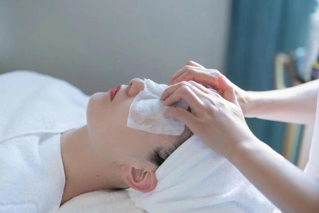 上海文峰美容美发：“阳”后护肤指南|发烧40°到底能不能敷面膜？