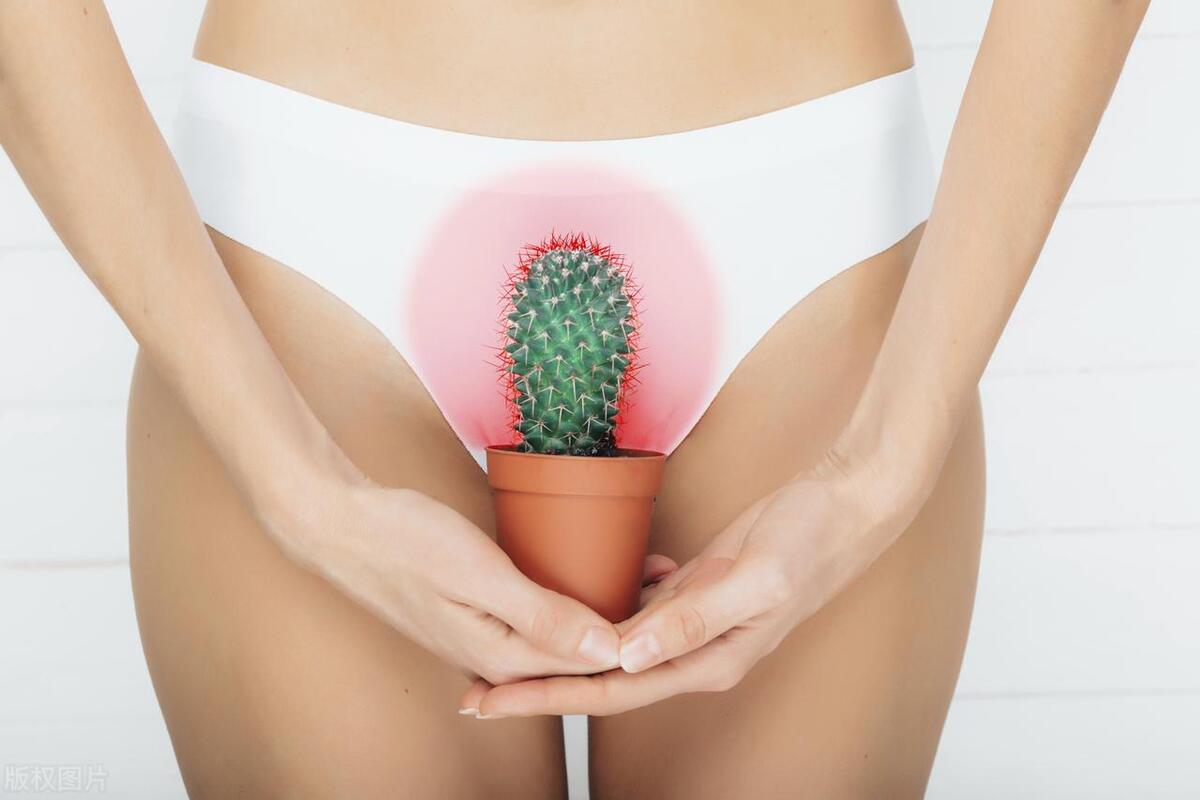 女友出去玩就要上厕所，一次十几分钟，肚子疼有坠胀感，怎么回事