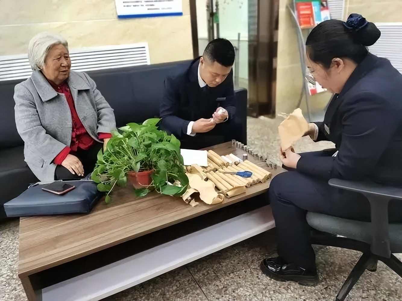 有银行存款的老年人注意三件事,银行有定期存款的老人要注意了