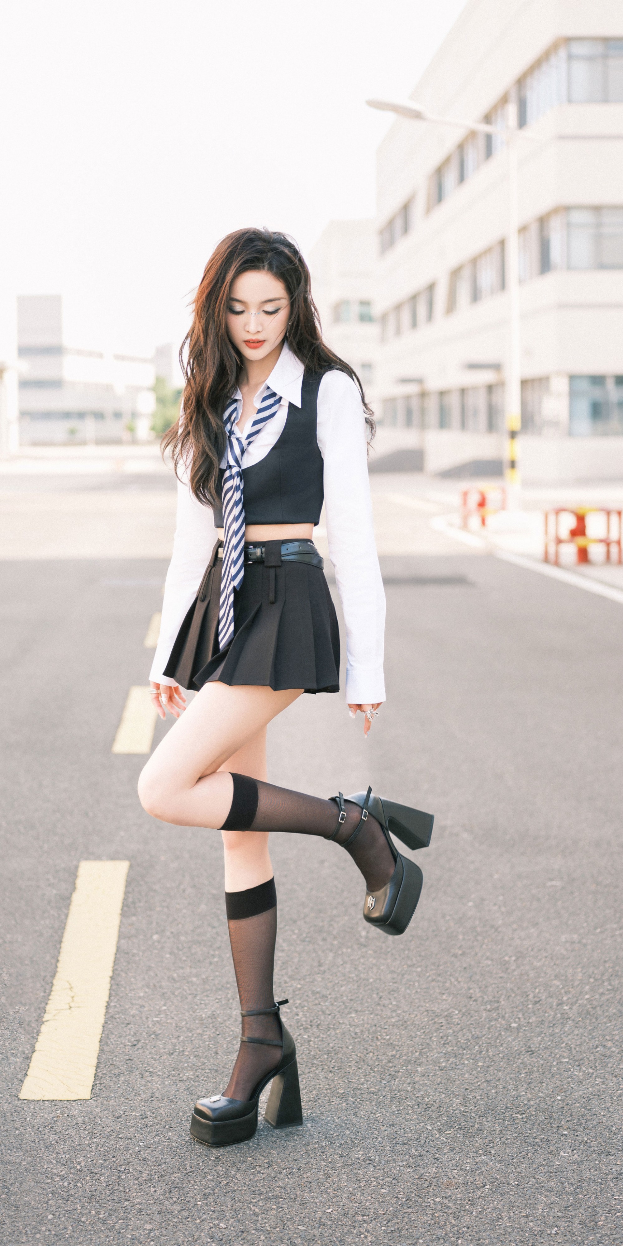 吴宣仪白衬衫短发,吴宣仪的白色系穿搭满满的少女感