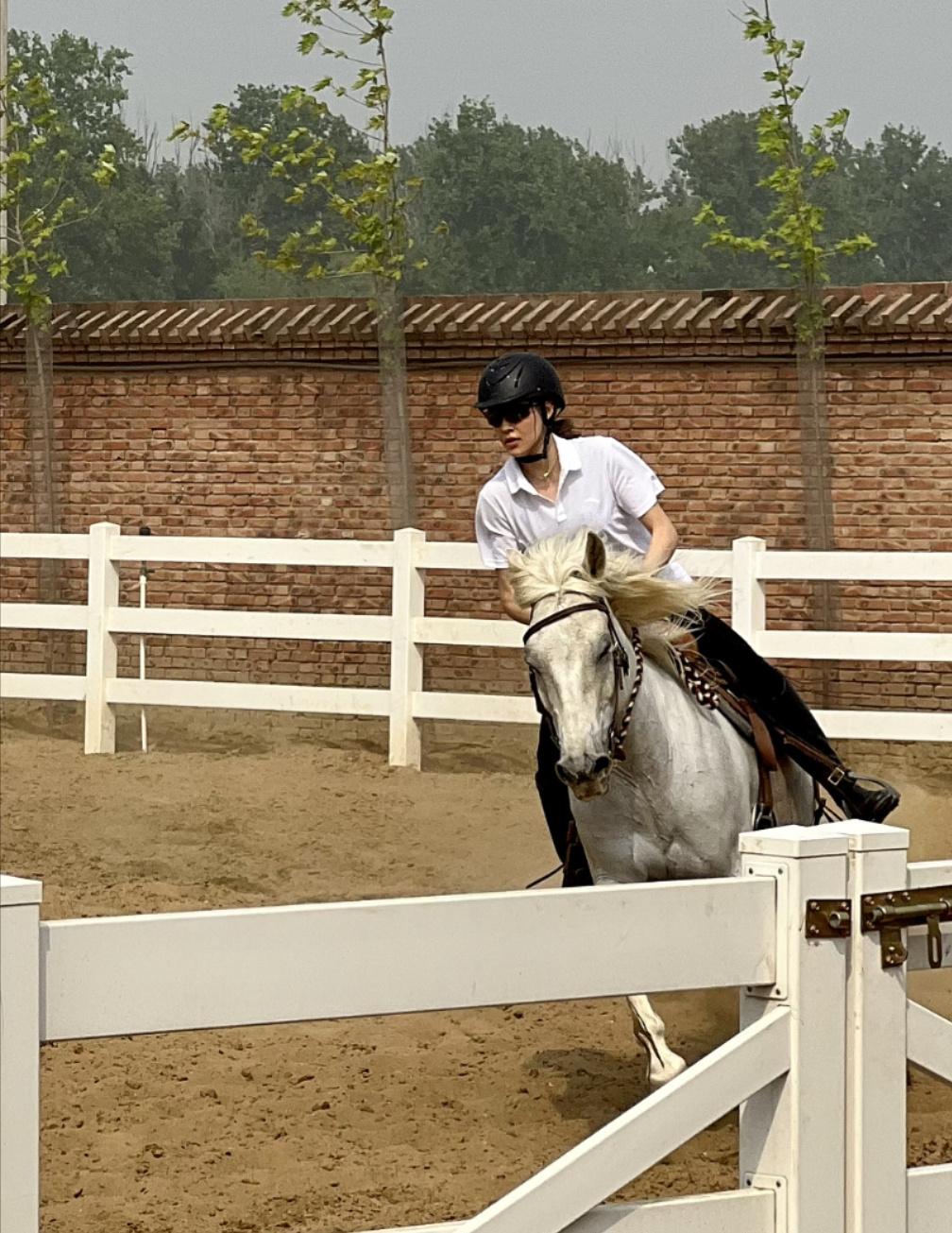 谷爱凌运动写真照片,谷爱凌晒骑马照