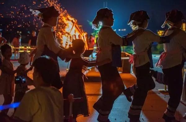 苹果官网、12306、BOSS直聘，同一天崩溃！