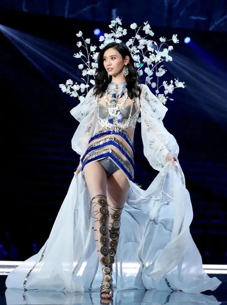 回看维密秀幺蛾子乱飞，蜘蛛精、奇怪中国风，超模也救不了的时尚