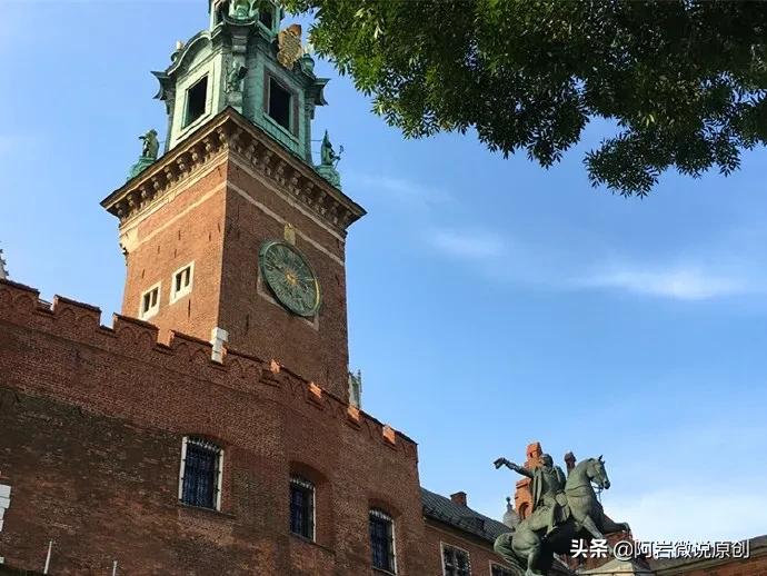 波兰克拉科夫晚上玩什么球,波兰克拉科夫中世纪风情