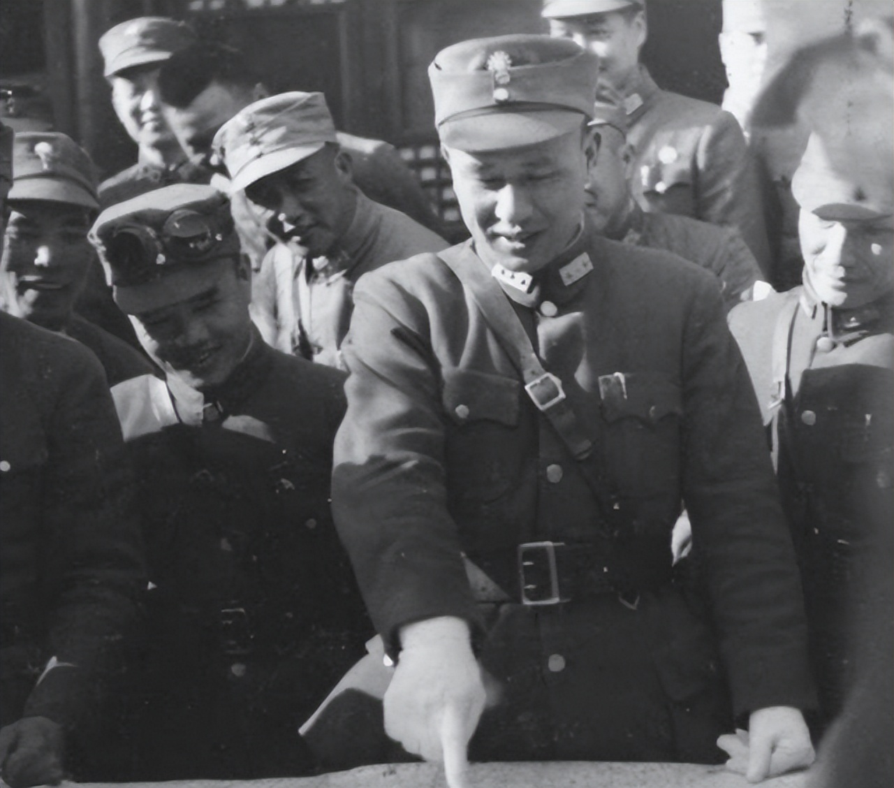 李克农遇国军军官，主动打招呼，周总理训斥：他若暴露，你负全责