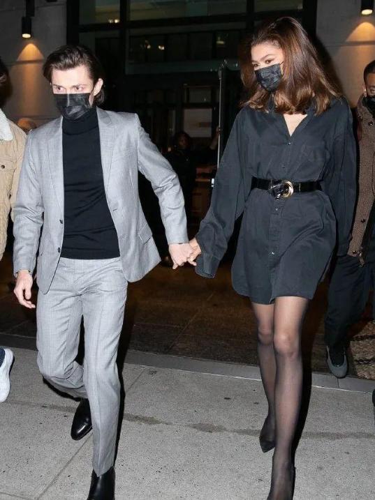 好莱坞顶流被讽脚臭，高跟鞋打脸，男神收割机把日子过成啥样了？