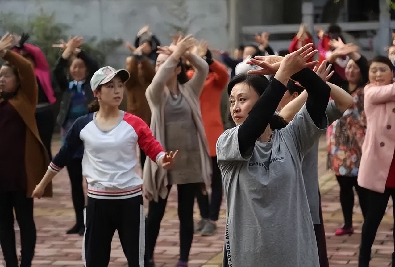 领舞的怎么月入过万,带队领舞为何能月入过万