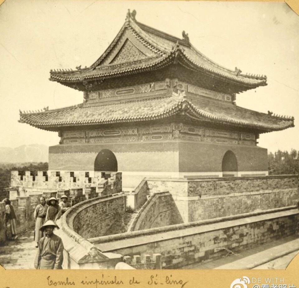 卑鄙龌龊老照片：*楼青**女子妖娆多姿，妇女露胸喂奶被孩子撕扯衣服