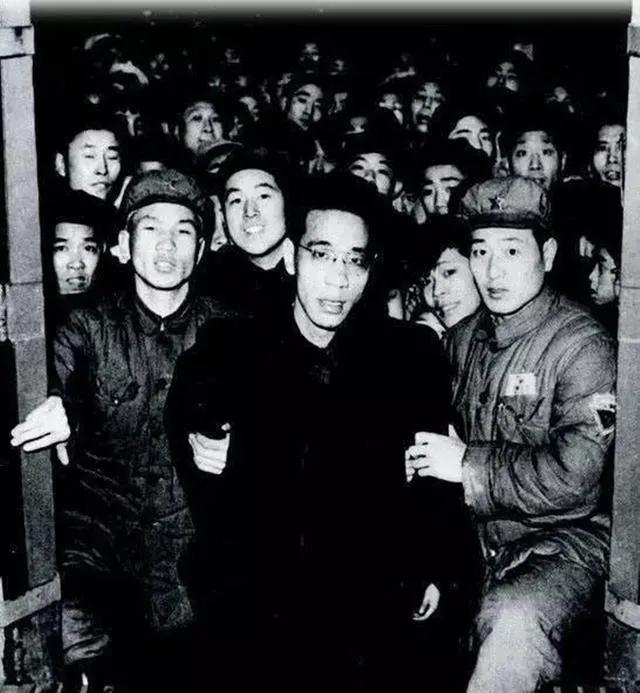 1952年，毛主席和周总理是怎样带领大家消灭资本家的“五毒”的