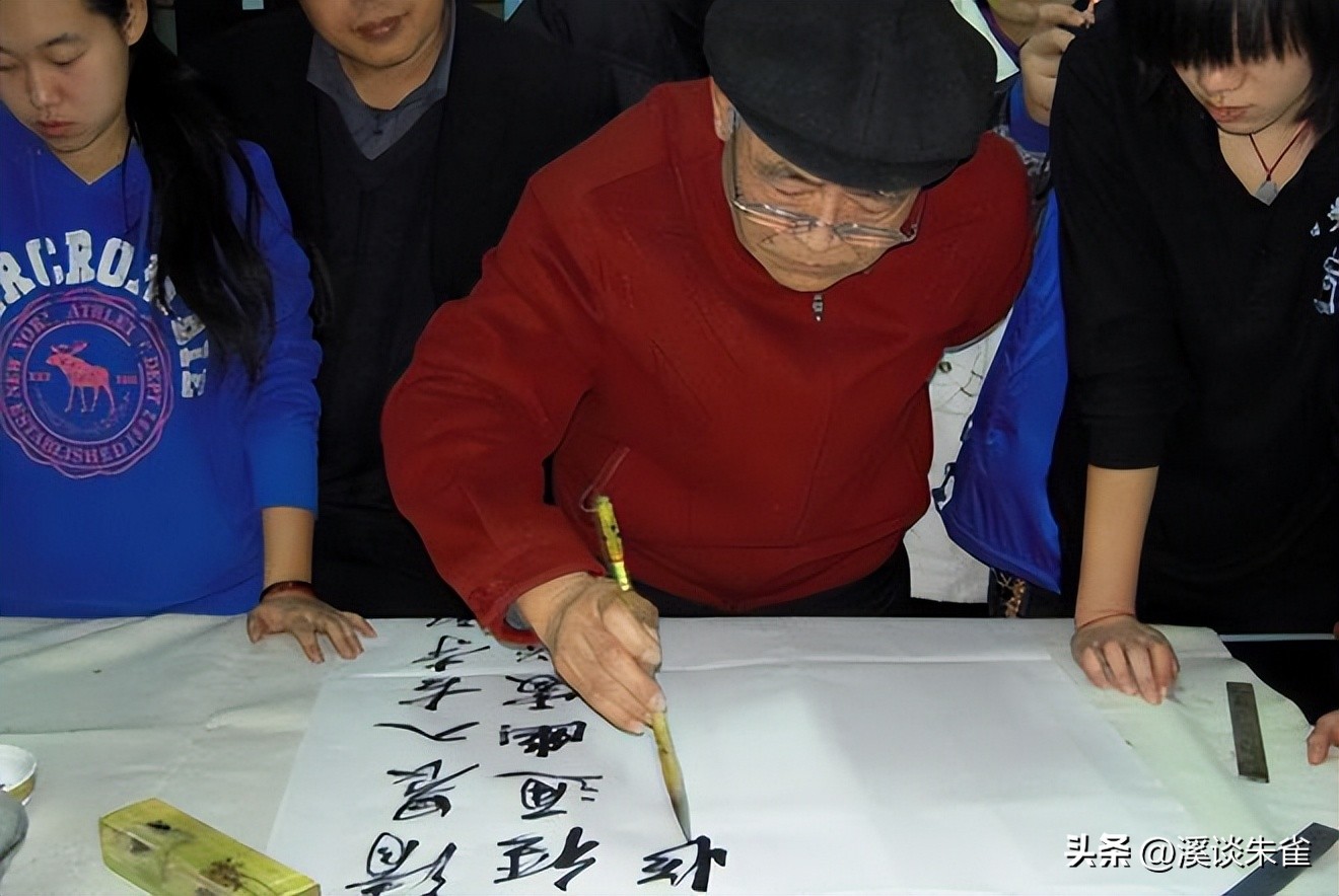 老人被撞肋骨断了十根,老人晨练被撞