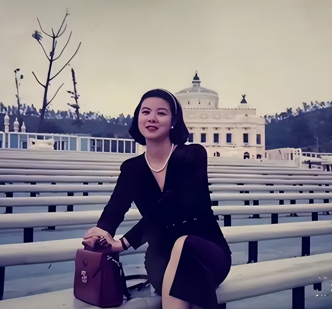 新婚夜妻子独守空房，电话响起，里面传出丈夫和女儿的激情声