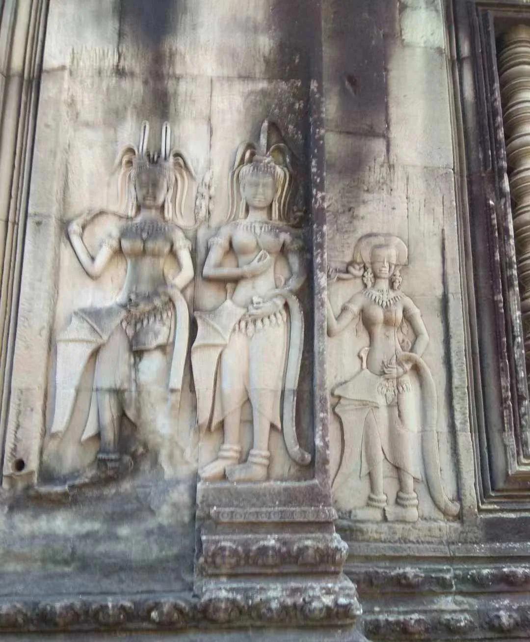 阴森森与金碧辉煌