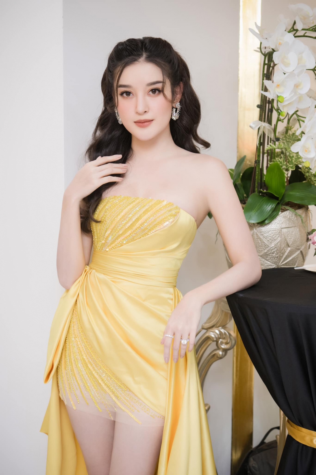 亚军HuyenMy身着诱惑黄的甜美