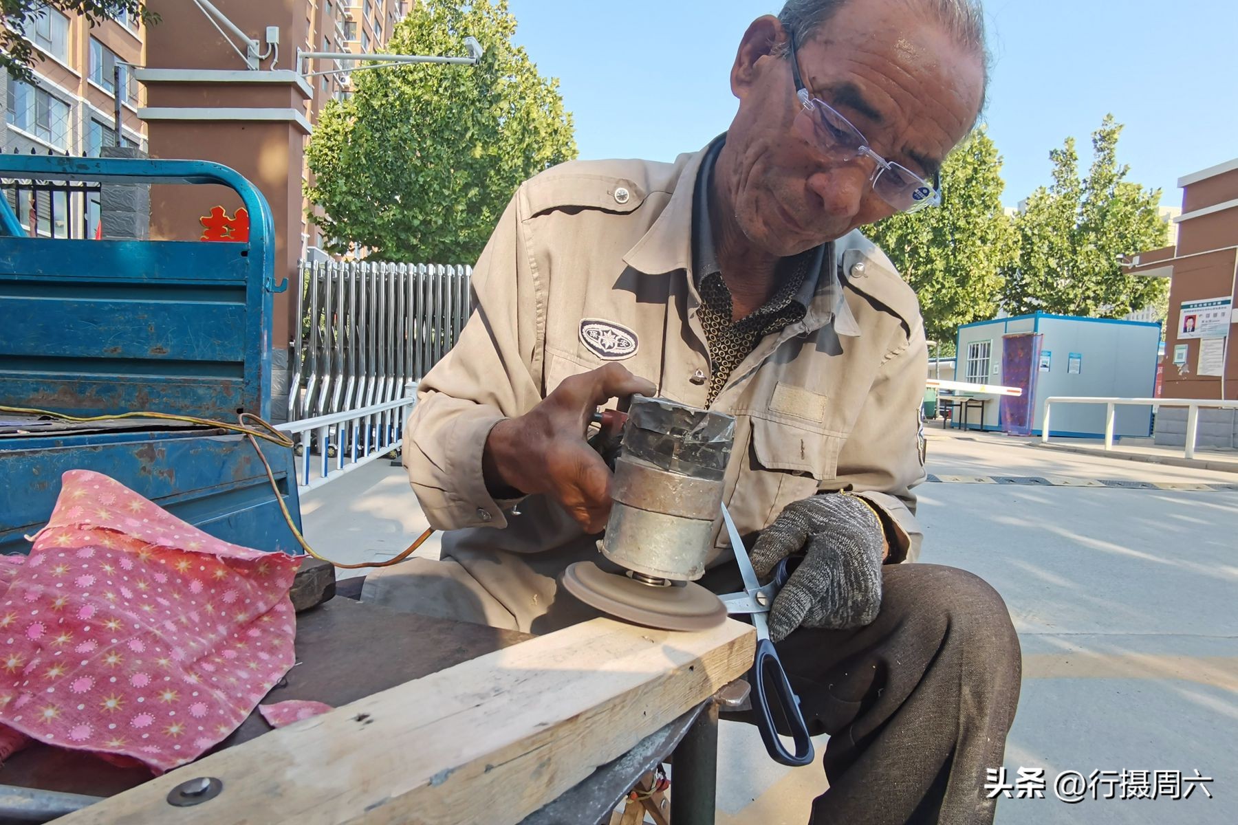 68岁老人街头磨菜刀,78岁磨刀老人的真实生活