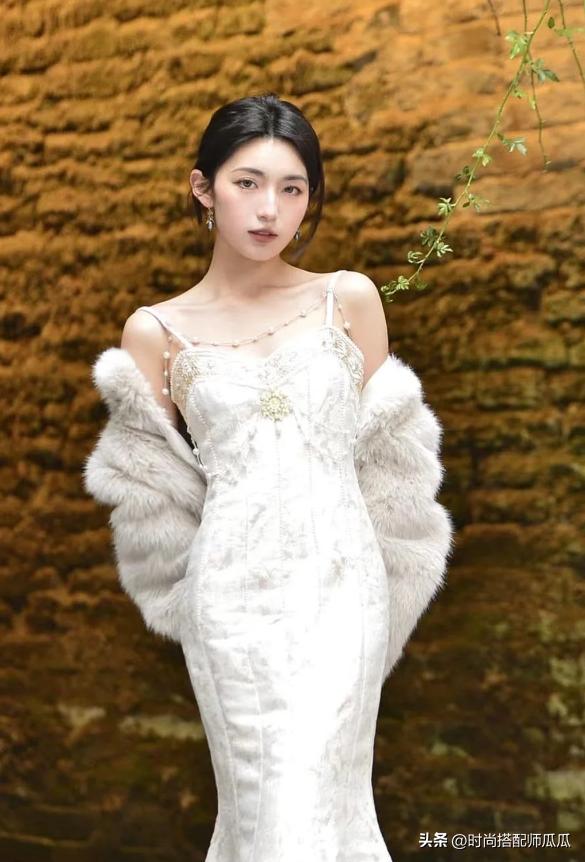 穿皮草显高贵,连帽皮草搭配什么穿好看