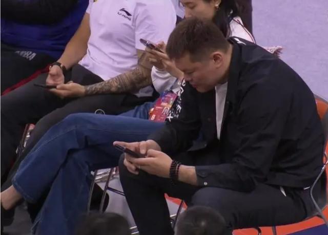 朱芳雨在看台上看杜锋批评球员,朱芳雨杜锋骂胡明轩的视频集锦